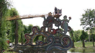 Почали з "Нептуна та Русалки": мозаїчні скульптури миють у рівненському Гідропарку Почали з "Нептуна та Русалки": мозаїчні скульптури миють у рівненському Гідропарку