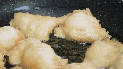 «Перейняла від мами і бабусі»: як на Рівненщині готують пісні пиріжки «лисички» «Перейняла від мами і бабусі»: як на Рівненщині готують пісні пиріжки «лисички»