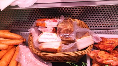 До свят люди часто купують буженину, грудинку, ковбаси До свят люди часто купують буженину, грудинку, ковбаси