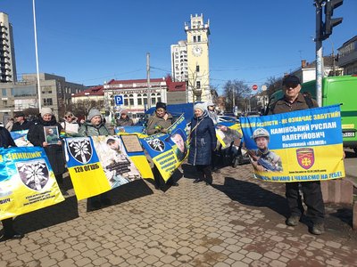 У Хмельницькому відбувається акція в підтримку військовополонених та безвісти зниклих У Хмельницькому відбувається акція в підтримку військовополонених та безвісти зниклих