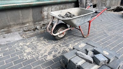 У Кропивницькому невідомі демонтували плитку та розкопали частину маршруту безбар'єрності: що відомо У Кропивницькому невідомі демонтували плитку та розкопали частину маршруту безбар'єрності: що відомо