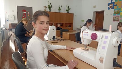 "Добра сумка": школярі з Житомирщини шиють екоторбинки, продають на ярмарках і допомагають військовим "Добра сумка": школярі з Житомирщини шиють екоторбинки, продають на ярмарках і допомагають військовим