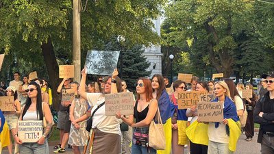 "Джерелом влади — є народ". Третій день поспіль тривають мітинги на підтримку Федорова у Дніпрі "Джерелом влади — є народ". Третій день поспіль тривають мітинги на підтримку Федорова у Дніпрі
