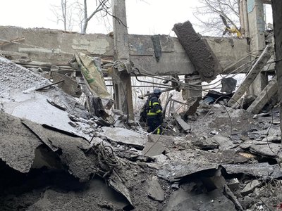В Мирнограді з під завали триповерхового будинку дістали тіло чоловіка — ДСНС В Мирнограді з під завали триповерхового будинку дістали тіло чоловіка — ДСНС