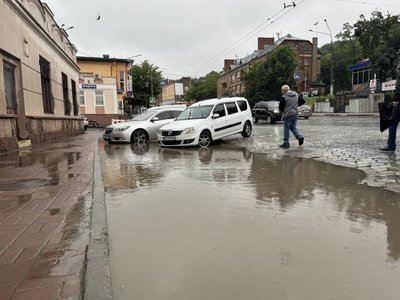 Паркувальні місця біля залізничного вокзалу у Чернівцях