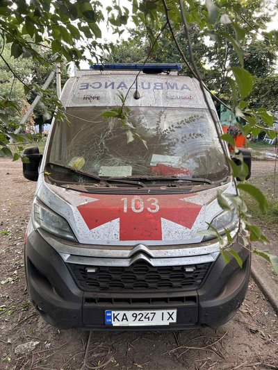 Вісім автівок "швидких" пошкоджені у Харківській області за добу Вісім автівок "швидких" пошкоджені у Харківській області за добу