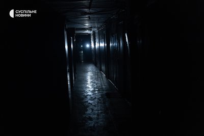 Темний коридор багатоповерхівки в Соломʼянському районі у Києві, яка постраждала від уламків російського безпілотника, 12 січня 2026 року Темний коридор багатоповерхівки в Соломʼянському районі у Києві, яка постраждала від уламків російського безпілотника, 12 січня 2026 року