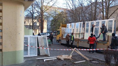 Замінюють пошкоджені вікна, ракетний удар, 24 листопада 2025, Тернопіль Замінюють пошкоджені вікна, ракетний удар, 24 листопада 2025, Тернопіль
