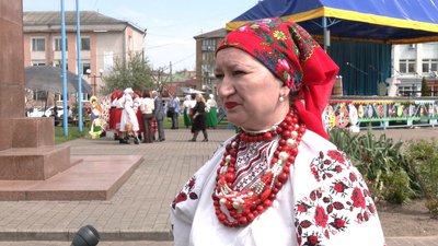Намагаємося відродити традиції: у Радивилові музичні колективи виконали Поліські веснянки Намагаємося відродити традиції: у Радивилові музичні колективи виконали Поліські веснянки