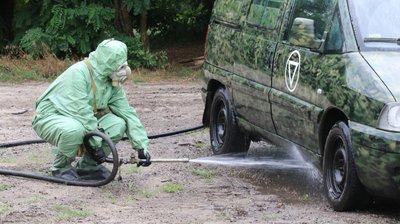 Військовослужбовець, підрозділ РХБ захисту 704 обр РХБ захисту, деконтамінація авто в Чорнобильській зоні Військовослужбовець, підрозділ РХБ захисту 704 обр РХБ захисту, деконтамінація авто в Чорнобильській зоні