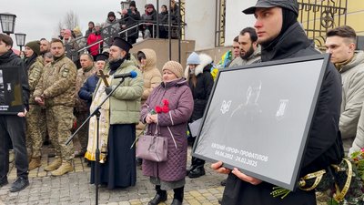 "Пацани, дуже вас не вистачатиме": у Прилуках поховали "Вовків да Вінчі" Євгенія Профатілова та Дениса Ткаченка "Пацани, дуже вас не вистачатиме": у Прилуках поховали "Вовків да Вінчі" Євгенія Профатілова та Дениса Ткаченка