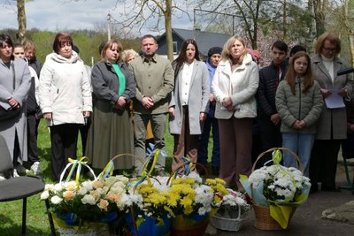 Квіти, меморіальна дошка
