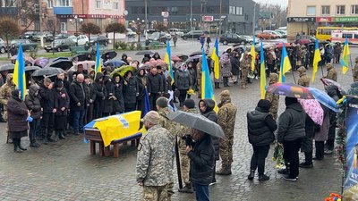 "Погинув за нас всіх": із військовослужбовцем Олегом Криницьким попрощались у Сарнах на Рівненщині "Погинув за нас всіх": із військовослужбовцем Олегом Криницьким попрощались у Сарнах на Рівненщині