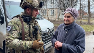 “Часто прилітає. Страшно” Як із Дружківки евакуюють людей під дронами та авіабомбами “Часто прилітає. Страшно” Як із Дружківки евакуюють людей під дронами та авіабомбами
