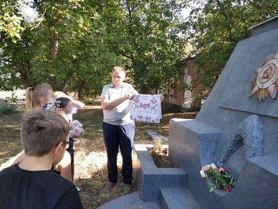 Радянська символіка на стелі Радянська символіка на стелі