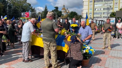 Із загиблим солдатом Андрієм Біликом попрощались у Рівному Із загиблим солдатом Андрієм Біликом попрощались у Рівному