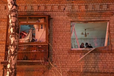 Вибиті вікна у будинку поруч з місцем влучання авіабомби у Шевченківському районі Харкова Вибиті вікна у будинку поруч з місцем влучання авіабомби у Шевченківському районі Харкова
