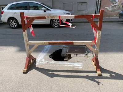 У Чернівцях на одній із вулиць сталося провалля асфальту У Чернівцях на одній із вулиць сталося провалля асфальту