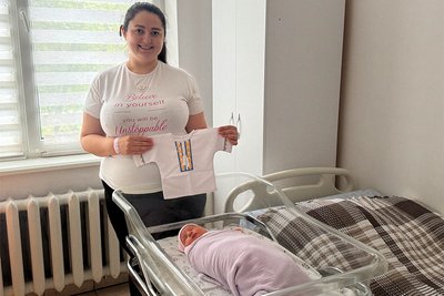 породілля з дитиною, якій подарували першу вишиванку породілля з дитиною, якій подарували першу вишиванку