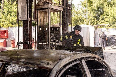 Рятувальник гасить займання на заправці у Київському районі Харкова Рятувальник гасить займання на заправці у Київському районі Харкова
