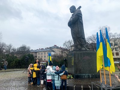 До пам'ятника Шевченку поклали квіти першокласники 20-ї ужгородської школи До пам'ятника Шевченку поклали квіти першокласники 20-ї ужгородської школи
