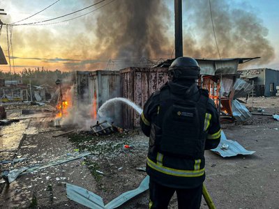 У Великому Бурлуку на Харківщині після влучання дрона згорів ринок 3 У Великому Бурлуку на Харківщині після влучання дрона згорів ринок 3