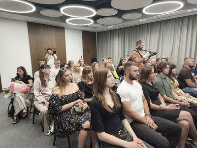 20 молодих жителів Житомирщини отримали премії ОВА по 10 тисяч гривень 20 молодих жителів Житомирщини отримали премії ОВА по 10 тисяч гривень