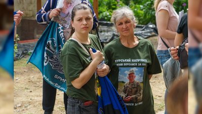 "Па, ти – мої ліки для душі": чернігівка ходить зустрічати військових з полону, щоб дізнатись про своїх рідних "Па, ти – мої ліки для душі": чернігівка ходить зустрічати військових з полону, щоб дізнатись про своїх рідних