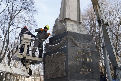У Києві демонтували пам'ятник Ватутіну