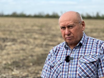 Посівна озима пшениця сільське господарство фермерство директор сільськогосподарського товариства Анатолій Поляцьковий прифронтова Іллінівська громада Донецька область 10 вересня 2024 рік Посівна озима пшениця сільське господарство фермерство директор сільськогосподарського товариства Анатолій Поляцьковий прифронтова Іллінівська громада Донецька область 10 вересня 2024 рік