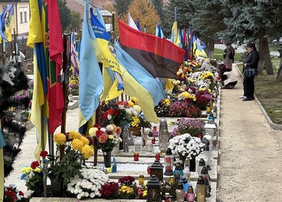 "Згадуємо наших найрідніших": як на Закарпатті 1 листопада вшановують пам'ять померлих "Згадуємо наших найрідніших": як на Закарпатті 1 листопада вшановують пам'ять померлих