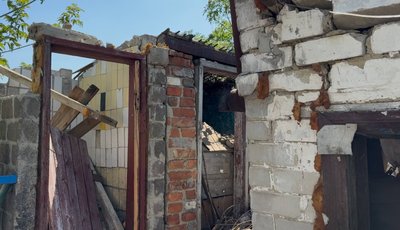 "Погане діло, усе розбито" — жителі прифронтової Межової на Дніпропетровщині про руйнування через щоденні атаки РФ "Погане діло, усе розбито" — жителі прифронтової Межової на Дніпропетровщині про руйнування через щоденні атаки РФ
