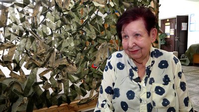 "Як не ми, то хто?": переселенка з Херсонщини у Житомирі плете сітки та допомагає підрозділу сина-військового "Як не ми, то хто?": переселенка з Херсонщини у Житомирі плете сітки та допомагає підрозділу сина-військового