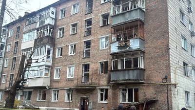 Війська РФ вдарили по п'ятиповерхівці в Конотопі Війська РФ вдарили по п'ятиповерхівці в Конотопі