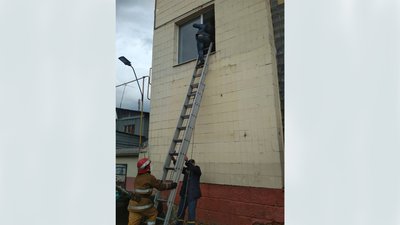 Працівники рятувалися через вікно: у Житомирі ліквідували пожежу в триповерховій адмінбудівлі приватного підприємства Працівники рятувалися через вікно: у Житомирі ліквідували пожежу в триповерховій адмінбудівлі приватного підприємства