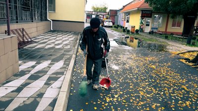 «Прибираю, поки ноги носять»: 83-річний Михайло Возний із Малина працює двірником