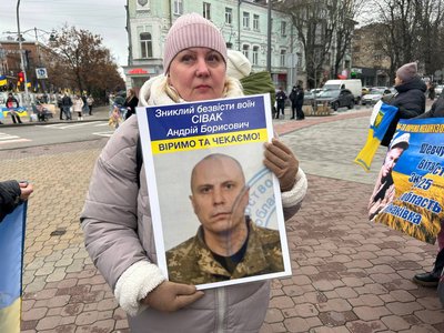 Ірина виходить на акцію за свого брата Андрія, який зник безвісти Ірина виходить на акцію за свого брата Андрія, який зник безвісти