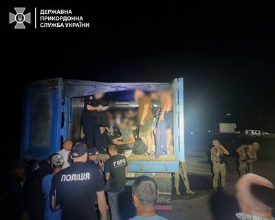 Замість зерна у причепі: на Одещині прикордонники зупинили фуру з 41 чоловіком Замість зерна у причепі: на Одещині прикордонники зупинили фуру з 41 чоловіком