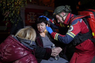 Медики екстреної допомоги оглядають постраждалу жінку в Основ'янському районі Харкова 27 жовтня 2026 року Медики екстреної допомоги оглядають постраждалу жінку в Основ'янському районі Харкова 27 жовтня 2026 року