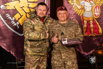Олег Апостол відзначив десантників житомирської 95-ї бригади: військовим вручили шеврони та відзнаки Олег Апостол відзначив десантників житомирської 95-ї бригади: військовим вручили шеврони та відзнаки