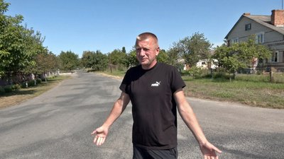 "50 метрів не можна було проїхати": у селищі на Волині люди самотужки латають дорогу "50 метрів не можна було проїхати": у селищі на Волині люди самотужки латають дорогу