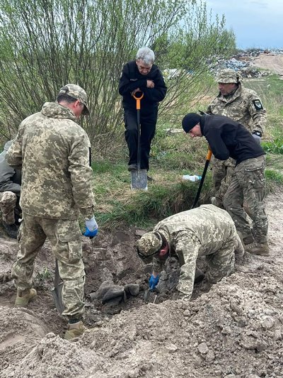 Пошукова група "На щиті" обстежує місця бойових дій на Київщині та в річці Ірпінь Пошукова група "На щиті" обстежує місця бойових дій на Київщині та в річці Ірпінь