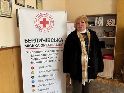 "Команда, що допомагає іншим": як у Бердичеві Червоний Хрест підтримує переселенців і навчає безпеки "Команда, що допомагає іншим": як у Бердичеві Червоний Хрест підтримує переселенців і навчає безпеки