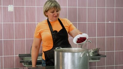 Медовий борщ із вишнями: родинний рецепт від господинь із Великоомелянської громади на Рівненщині