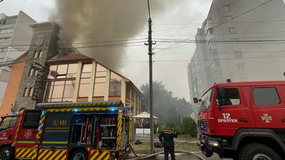 У Прилуках горіла будівля кафе-магазину У Прилуках горіла будівля кафе-магазину