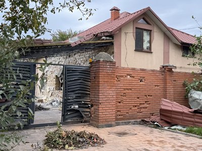 Херсон, обстріли, листопад 2024, будинок, паркан Херсон, обстріли, листопад 2024, будинок, паркан