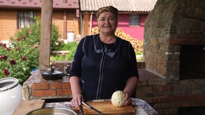 На Львівщині господиня готує традиційну бойківську страву — солодку капусту На Львівщині господиня готує традиційну бойківську страву — солодку капусту