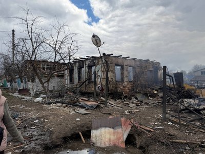 Нічна атака дронів на Глухів: згоріли будинки, є поранені Нічна атака дронів на Глухів: згоріли будинки, є поранені