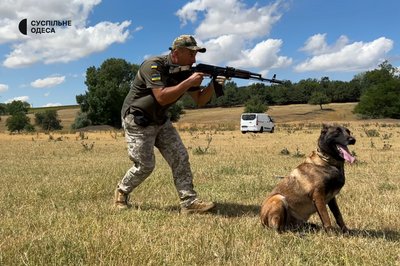 "Вона знає запах зброї": історія кінолога з Одещини та його чотирилапої напарниці "Вона знає запах зброї": історія кінолога з Одещини та його чотирилапої напарниці