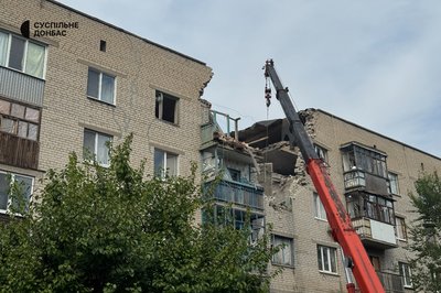 «Чоловіка півтора року тому поховала, тепер сина»: у Слов’янську з-під завалів дістали тіло загиблого після обстрілу «Чоловіка півтора року тому поховала, тепер сина»: у Слов’янську з-під завалів дістали тіло загиблого після обстрілу